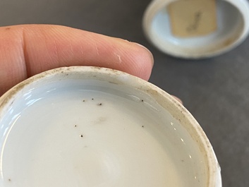 Paire de petits vases en porcelaine de Chine en bleu et blanc, Kangxi