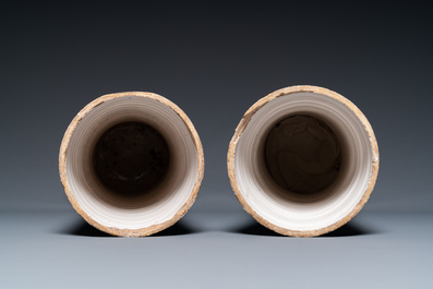 Paire de grands vases en fa&iuml;ence de Delft en bleu et blanc &agrave; d&eacute;cor chinois, 17&egrave;me