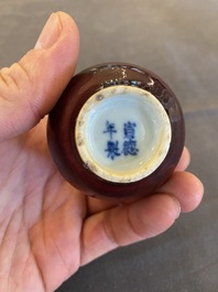 Petit vase de forme bouteille en porcelaine de Chine &agrave; &eacute;mail sang de boeuf, marque de Xuande, Qing