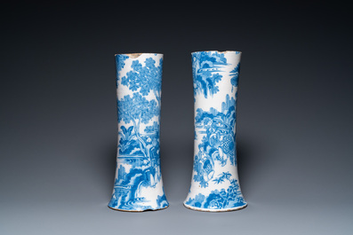Paire de grands vases en fa&iuml;ence de Delft en bleu et blanc &agrave; d&eacute;cor chinois, 17&egrave;me