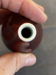 Petit vase de forme bouteille en porcelaine de Chine &agrave; &eacute;mail sang de boeuf, marque de Xuande, Qing
