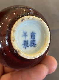 Petit vase de forme bouteille en porcelaine de Chine &agrave; &eacute;mail sang de boeuf, marque de Xuande, Qing