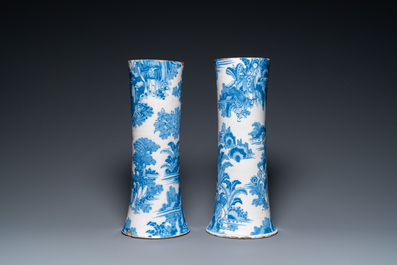 Paire de grands vases en fa&iuml;ence de Delft en bleu et blanc &agrave; d&eacute;cor chinois, 17&egrave;me