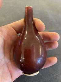 Petit vase de forme bouteille en porcelaine de Chine &agrave; &eacute;mail sang de boeuf, marque de Xuande, Qing