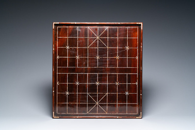 Echiquier de Xiangqi en bois incrust&eacute; de nacre, Chine, 19&egrave;me
