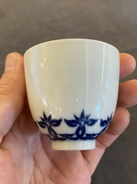 A Chinese blue and white cup with floral design, Kangxi mark, 19/20th C.