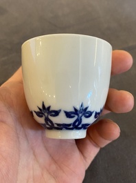 A Chinese blue and white cup with floral design, Kangxi mark, 19/20th C.