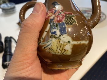 Een paar Chinese famille rose borden en een dekselkan met bruine fondkleur, Yongzheng