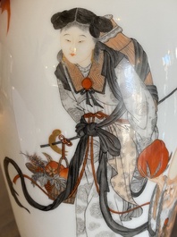 Vase en porcelaine de Chine &agrave; d&eacute;cor de Shou Lao et Lan Caihe en grisaille et rouge de fer, marque de Hongxian, R&eacute;publique