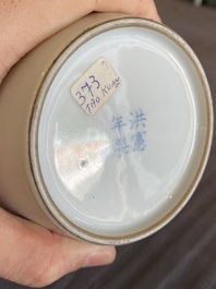 Vase en porcelaine de Chine &agrave; d&eacute;cor de Shou Lao et Lan Caihe en grisaille et rouge de fer, marque de Hongxian, R&eacute;publique