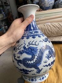 Een Chinese blauw-witte 'yuhuchunping' 'draken' vaas op houten sokkel, Qianlong merk, 19/20e eeuw