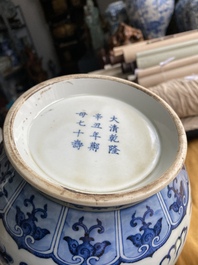 Een Chinese blauw-witte 'yuhuchunping' 'draken' vaas op houten sokkel, Qianlong merk, 19/20e eeuw