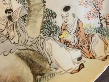A Chinese qianjiang cai plate, signed Fang Jiazhen 方家珍, Tongzhi mark, 19/20th C.