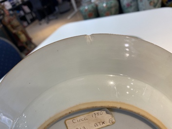Een paar Chinese famille rose borden en een dekselkan met bruine fondkleur, Yongzheng
