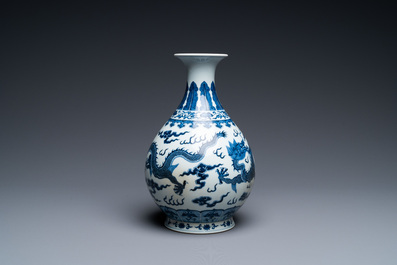 Een Chinese blauw-witte 'yuhuchunping' 'draken' vaas op houten sokkel, Qianlong merk, 19/20e eeuw