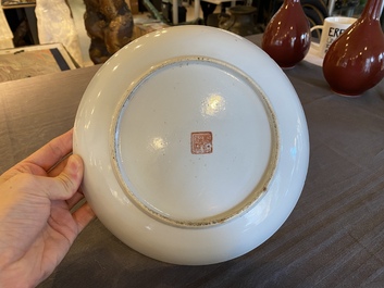 A Chinese qianjiang cai plate, signed Fang Jiazhen 方家珍, Tongzhi mark, 19/20th C.