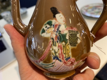 Een paar Chinese famille rose borden en een dekselkan met bruine fondkleur, Yongzheng