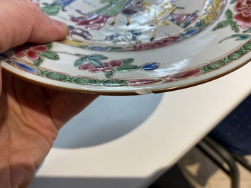 Een paar Chinese famille rose borden en een dekselkan met bruine fondkleur, Yongzheng