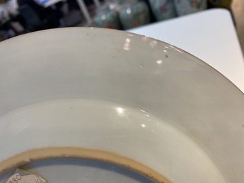 Een paar Chinese famille rose borden en een dekselkan met bruine fondkleur, Yongzheng