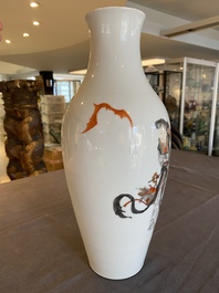 Vase en porcelaine de Chine &agrave; d&eacute;cor de Shou Lao et Lan Caihe en grisaille et rouge de fer, marque de Hongxian, R&eacute;publique