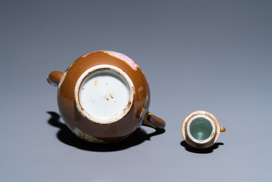 Een paar Chinese famille rose borden en een dekselkan met bruine fondkleur, Yongzheng