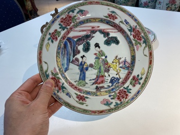 Een paar Chinese famille rose borden en een dekselkan met bruine fondkleur, Yongzheng