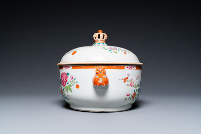 Een ronde Chinese famille rose dekselterrine, Qianlong