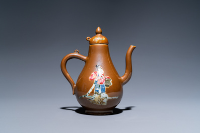 Een paar Chinese famille rose borden en een dekselkan met bruine fondkleur, Yongzheng