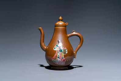 Een paar Chinese famille rose borden en een dekselkan met bruine fondkleur, Yongzheng