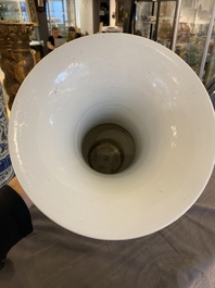 Vase de forme 'yenyen' en porcelaine de Chine en bleu et blanc &agrave; d&eacute;cor de p&ecirc;cheurs, 19&egrave;me
