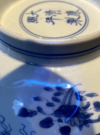 Bol en porcelaine de Chine en bleu et blanc &agrave; d&eacute;cor 'sanduo', marque et &eacute;poque de Kangxi