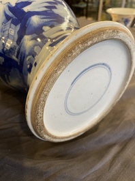 Vase de forme 'yenyen' en porcelaine de Chine en bleu et blanc &agrave; d&eacute;cor de p&ecirc;cheurs, 19&egrave;me