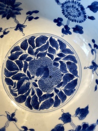 Bol en porcelaine de Chine en bleu et blanc &agrave; d&eacute;cor 'sanduo', marque et &eacute;poque de Kangxi