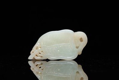 Een Chinese jade hanger met twee katten, Qing