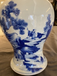Vase de forme 'yenyen' en porcelaine de Chine en bleu et blanc &agrave; d&eacute;cor de p&ecirc;cheurs, 19&egrave;me