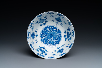 Bol en porcelaine de Chine en bleu et blanc &agrave; d&eacute;cor 'sanduo', marque et &eacute;poque de Kangxi