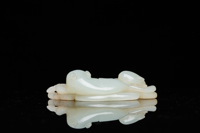 Een Chinese jade hanger met twee katten, Qing