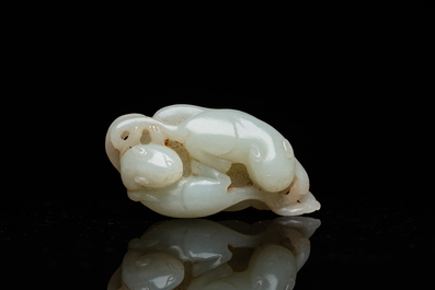 Een Chinese jade hanger met twee katten, Qing