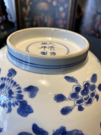 Bol en porcelaine de Chine en bleu et blanc &agrave; d&eacute;cor 'sanduo', marque et &eacute;poque de Kangxi