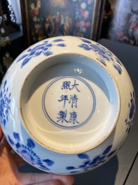 Bol en porcelaine de Chine en bleu et blanc &agrave; d&eacute;cor 'sanduo', marque et &eacute;poque de Kangxi