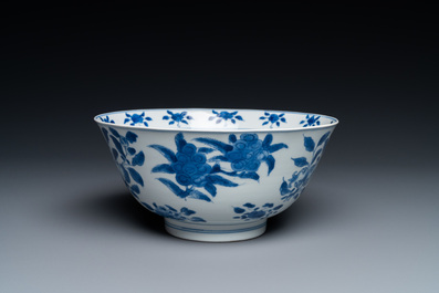 Bol en porcelaine de Chine en bleu et blanc &agrave; d&eacute;cor 'sanduo', marque et &eacute;poque de Kangxi