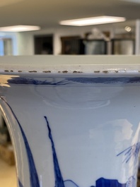 Vase de forme 'yenyen' en porcelaine de Chine en bleu et blanc &agrave; d&eacute;cor de p&ecirc;cheurs, 19&egrave;me