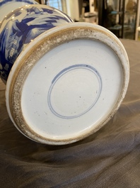 Vase de forme 'yenyen' en porcelaine de Chine en bleu et blanc &agrave; d&eacute;cor de p&ecirc;cheurs, 19&egrave;me