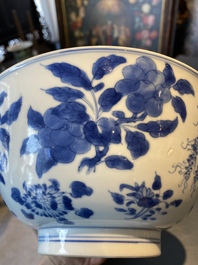 Bol en porcelaine de Chine en bleu et blanc &agrave; d&eacute;cor 'sanduo', marque et &eacute;poque de Kangxi