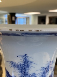Vase de forme 'yenyen' en porcelaine de Chine en bleu et blanc &agrave; d&eacute;cor de p&ecirc;cheurs, 19&egrave;me