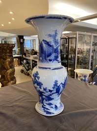 Vase de forme 'yenyen' en porcelaine de Chine en bleu et blanc &agrave; d&eacute;cor de p&ecirc;cheurs, 19&egrave;me