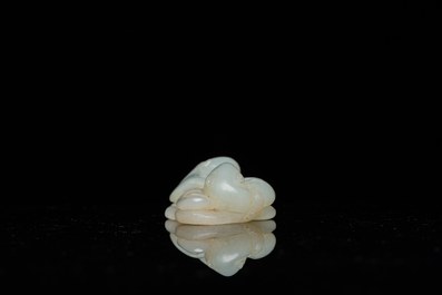 Een Chinese jade hanger met twee katten, Qing