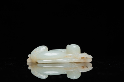 Een Chinese jade hanger met twee katten, Qing