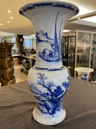 Vase de forme 'yenyen' en porcelaine de Chine en bleu et blanc &agrave; d&eacute;cor de p&ecirc;cheurs, 19&egrave;me