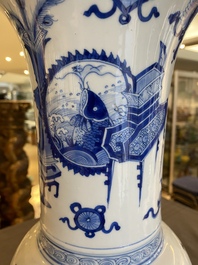 Vase de forme 'yenyen' en porcelaine de Chine en bleu et blanc &agrave; d&eacute;cor d'antiquit&eacute;s, Kangxi